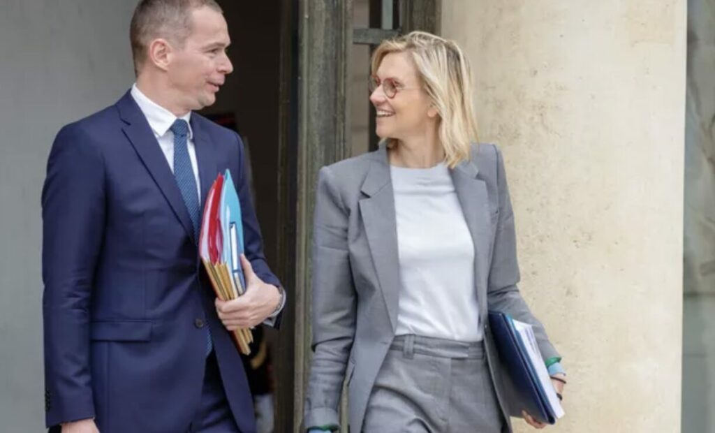 Agnès Pannier Runacher et Olivier Dussopt en train de sortir du conseil des ministres