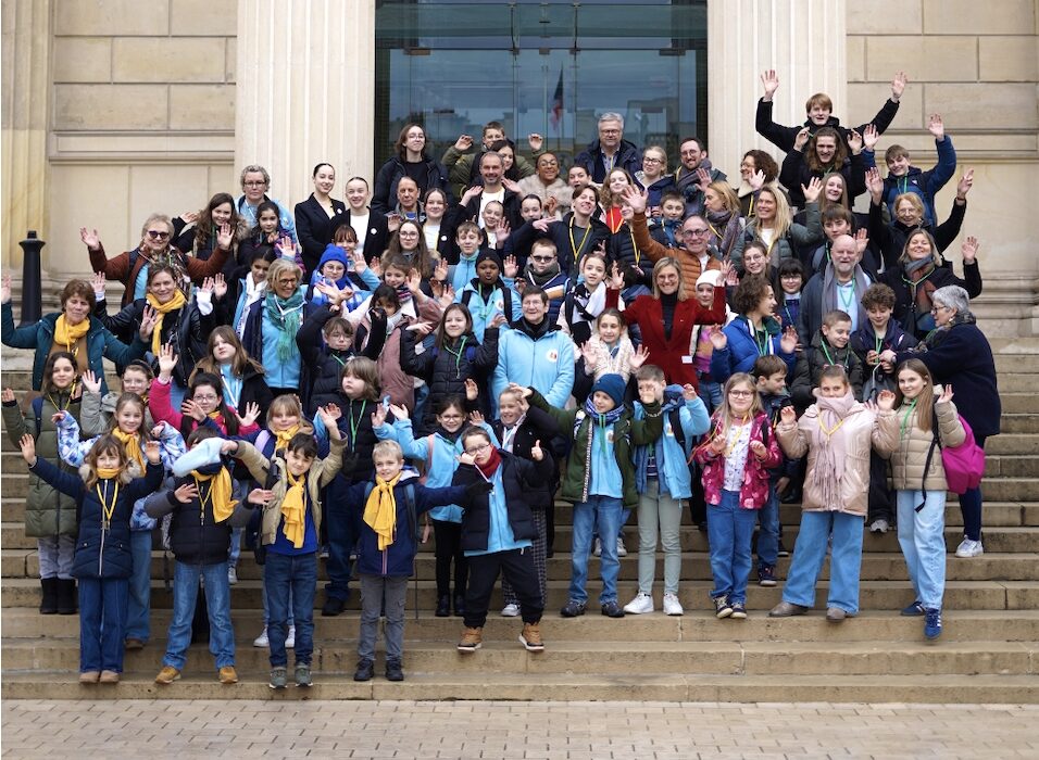Agnès Pannier Runacher et les jeunes conseillers municipaux du Pas-de-Calais devant l'Assemblée national