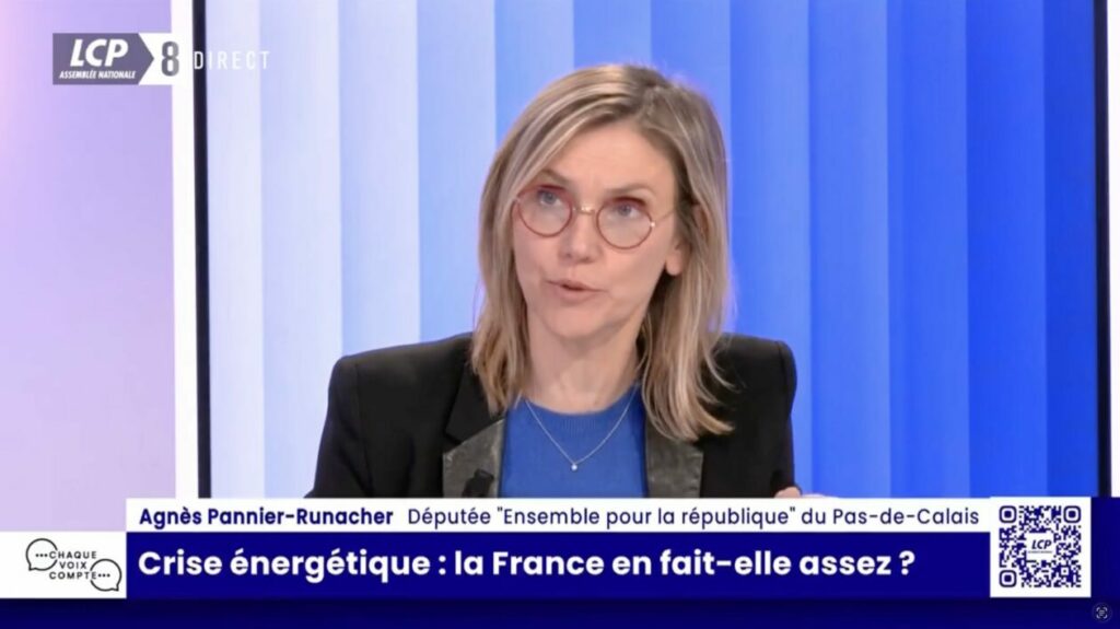 Une femme blonde avec des lunettes rondes rouges parle sur un plateau télé de LCP en direct. Elle porte une veste noire sur un haut bleu. Un bandeau indique : « Crise énergétique : la France en fait-elle assez ? » ainsi que son nom, Agnès Pannier-Runacher, députée du Pas-de-Calais.