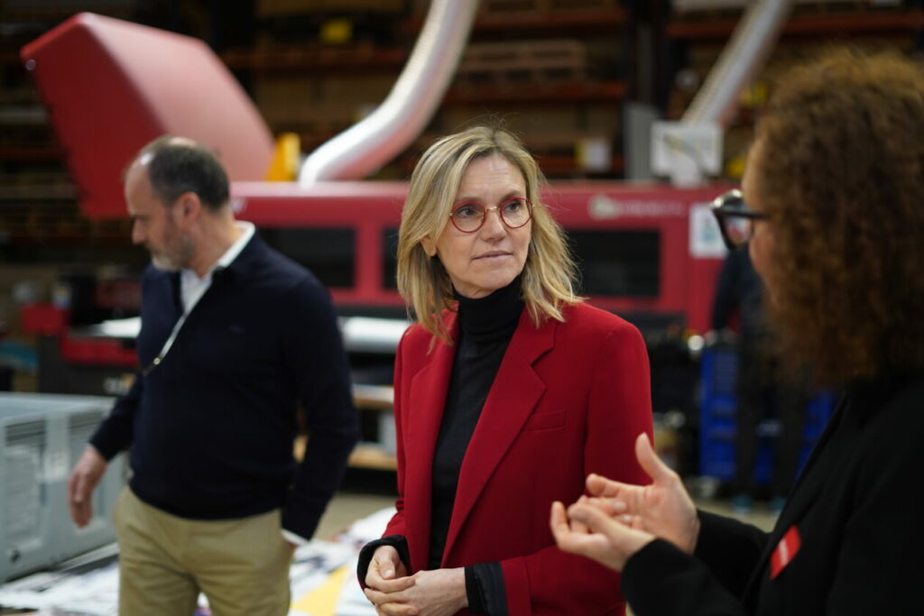 Agnès Pannier-Runacher dans une entreprise en train de parler avec les chefs d'entreprise