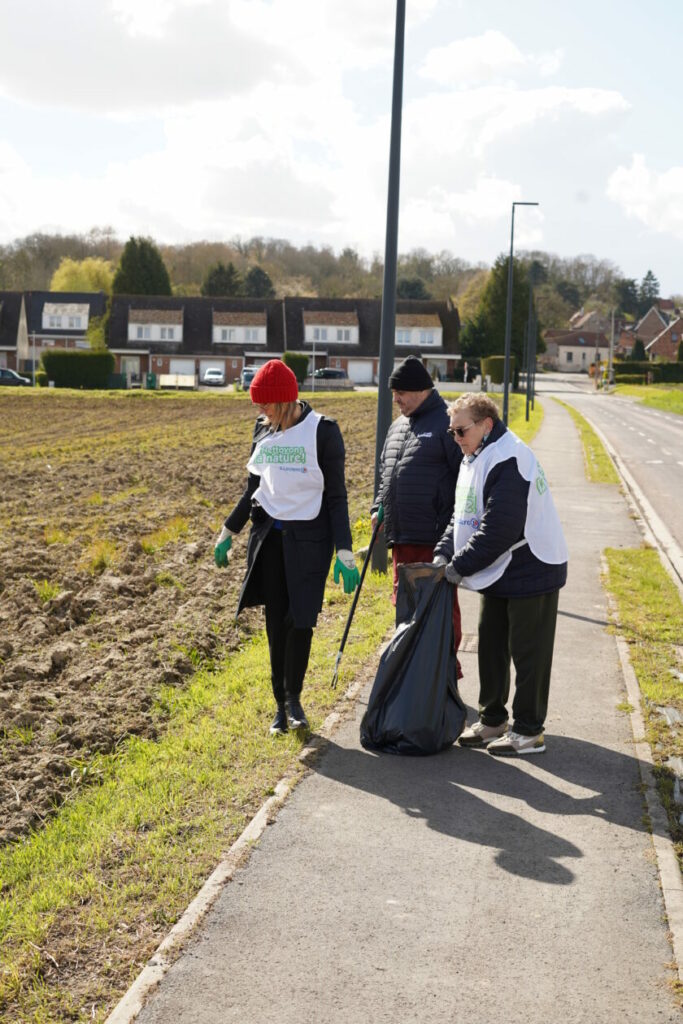 Agnès Pannier Runacher en train de ramasser des déchets dans sa circonscription