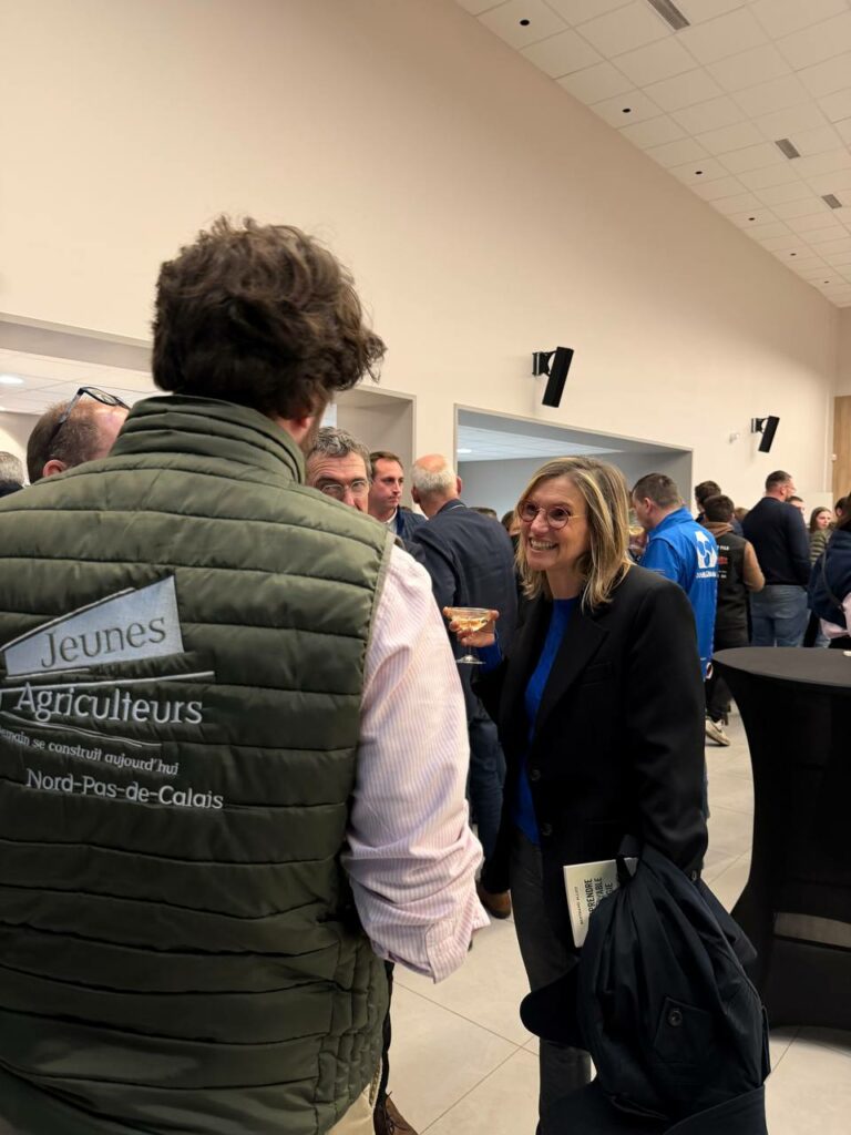 Agnès Pannier-Runacher en échange aves un adhérant des jeunes agriculteurs dans le Pas-de-Calais