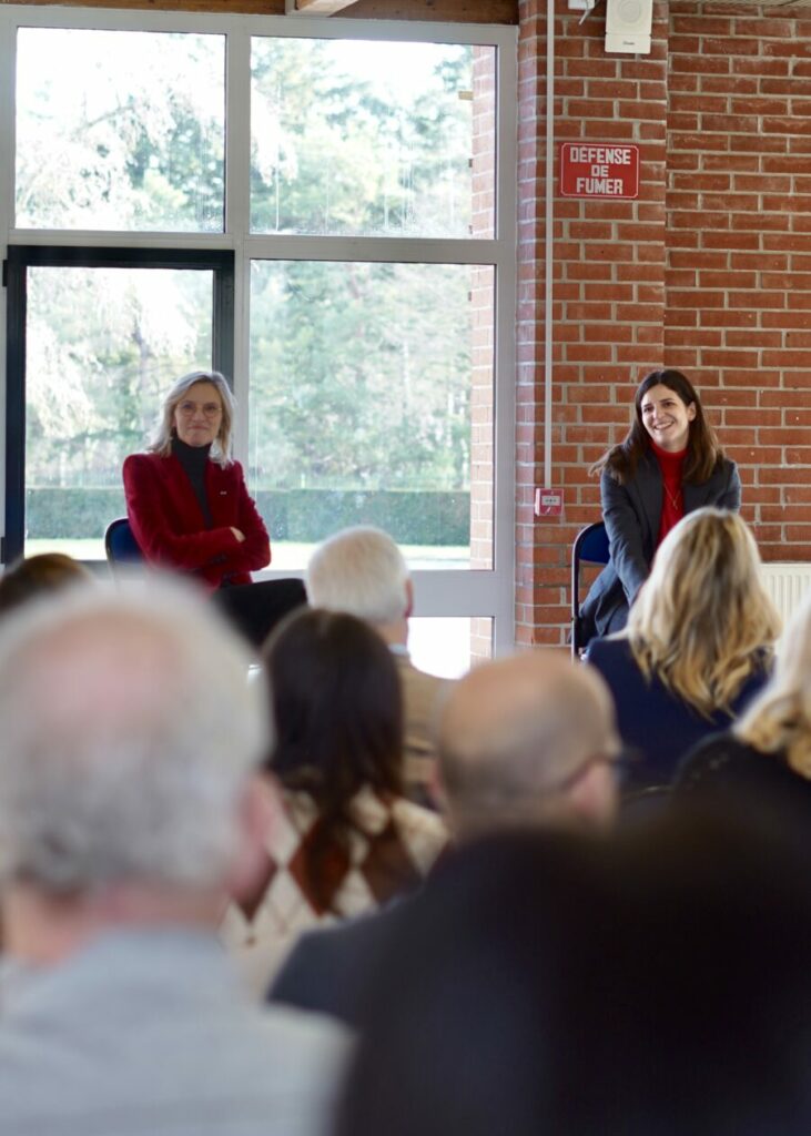 Agnès Pannier-Runacher et Clara Chappaz organisent une réunion publique sur les réseaux sociaux et les jeunes