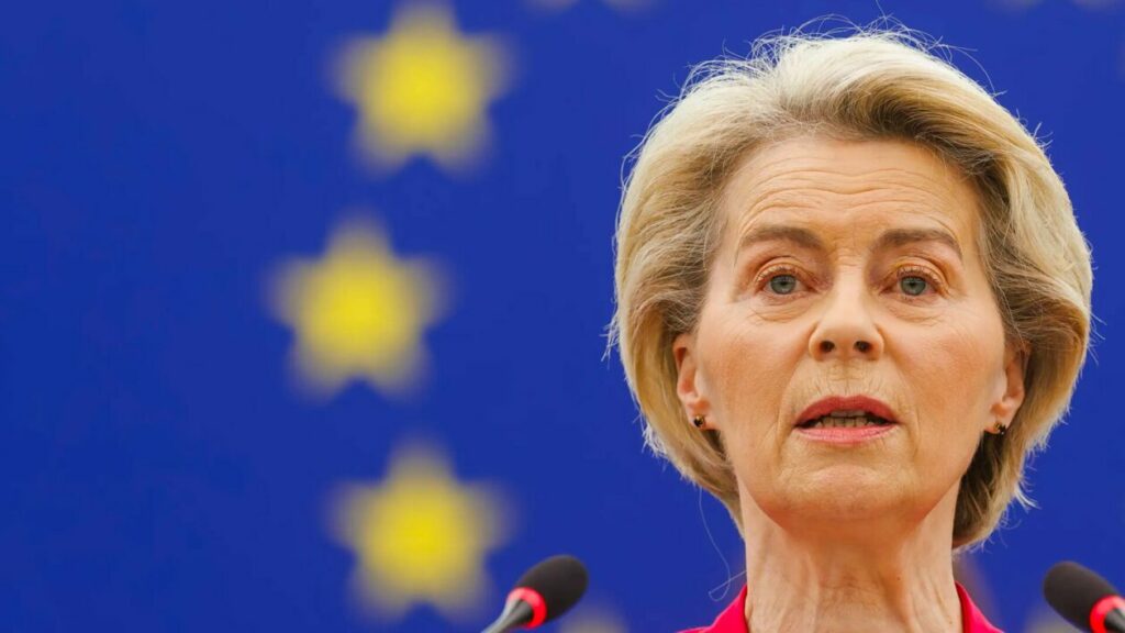 Photo d'Ursula von der Leyen devant un drapeau européen